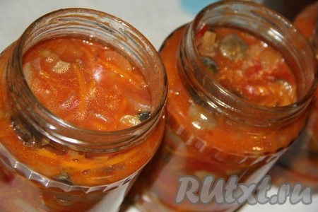 Снять овощной салат с грибами с огня и разложить по предварительно простерилизованным баночкам.
