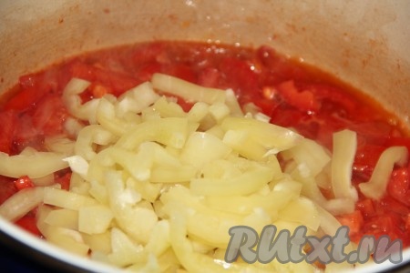 Болгарский перец нарезать длинными полосками и выложить в кастрюлю с помидорами, перемешать.
