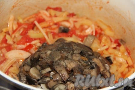 Вареные грибы откинуть на дуршлаг, а затем добавить в кастрюлю с овощами и перемешать.
