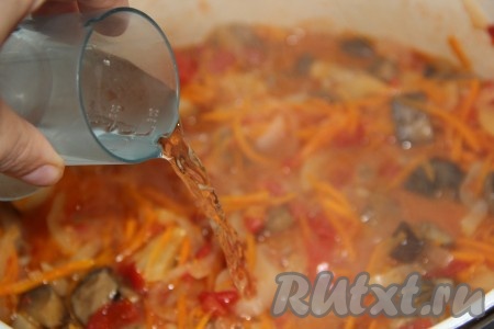 Кастрюлю с салатом поставить на огонь и варить с момента закипания 45 минут на медленном огне, периодически перемешивая. В конце варки влить уксус и перемешать.
