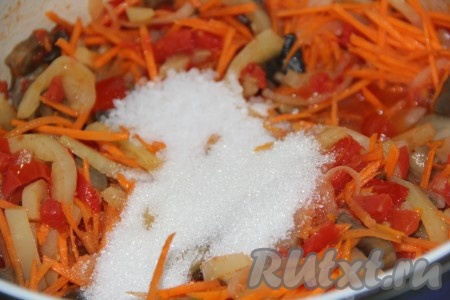 Перемешать салат из грибов и овощей, всыпать сахар и соль, ещё раз перемешать.
