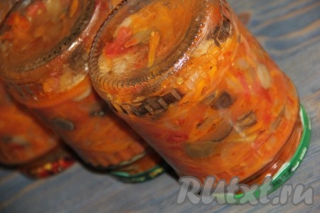 Закрутить банки прокипяченными крышками, перевернуть и сразу же укутать в теплое одеяло. В таком состоянии оставить заготовки до полного остывания, а затем убрать на хранение в прохладное место. Из этого количества продуктов получается 6 банок по 800 мл каждая.