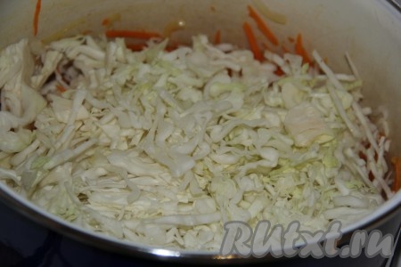 Когда овощи обжарятся, выложить к ним тонко нашинкованную капусту.
