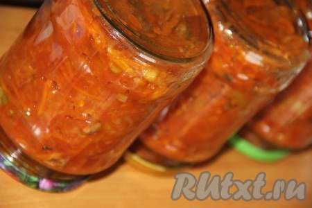 Закрутить банки прокипяченными крышками. Баночки перевернуть вверх дном, укутать в одеяло, оставить до полного остывания, а затем убрать в прохладное место на хранение.
