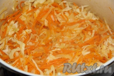 Перемешать и тушить 5 минут на среднем огне, иногда помешивая.
