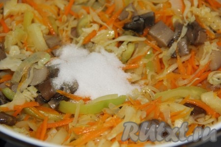 Перемешать грибную солянку и добавить соль.&nbsp;
