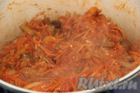 Перемешать, убавить огонь. Накрыть кастрюлю крышкой и тушить 45-50 минут, периодически перемешивая солянку.
