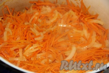 Поставить кастрюлю на огонь, морковку с луком перемешать и тушить 5 минут на среднем огне, помешивая.
