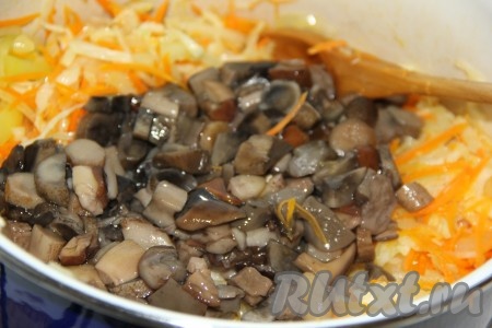 Вместе с перцем добавить отваренные грибы.
