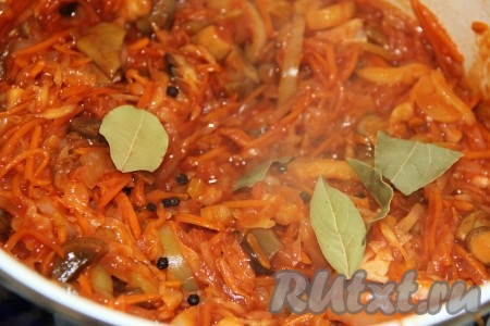 В горячую грибную солянку добавить горошины черного перца и лавровые листья, тщательно перемешать, влить уксус и ещё раз перемешать.&nbsp;
