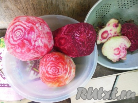 Свеклу тщательно вымойте и очистите от кожуры. Я для заморозки беру свеклу двух сортов. Для заморозки очищенную свежую свеклу можно нарезать тонкими брусочками или натереть.