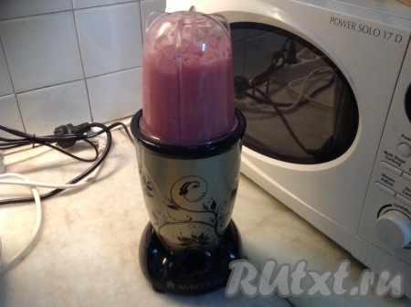 Пока маринуется баранина, нарезаем помидоры и лук. Измельчаем их при помощи блендера.