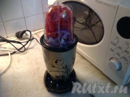 Пока маринуется баранина, нарезаем помидоры и лук. Измельчаем их при помощи блендера.