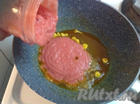 Добавляем на сковородку со специями измельчённый лук с помидорами. Аккуратно перемешиваем.
