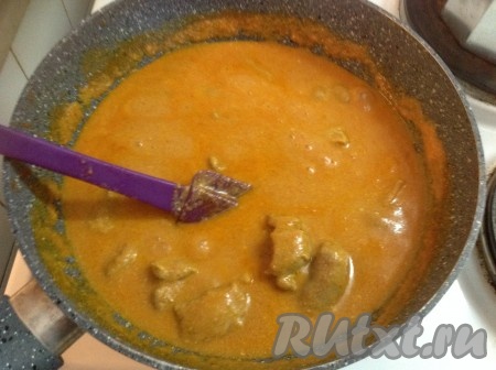 Накрываем сковородку крышкой и оставляем баранину тушиться 30 минут на небольшом огне. Периодически помешиваем, если влага испарится, можно немного добавить воды в процессе тушения.