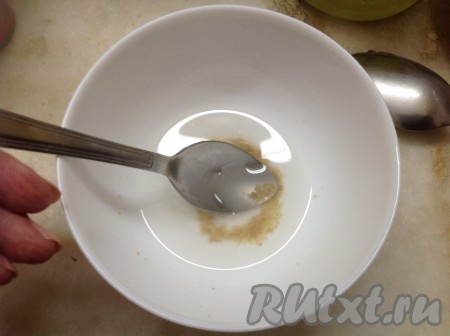 Растворить половину чайной ложки гранул асафетиды в двух столовых ложках воды.