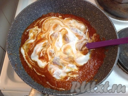 Выкладываем в получившийся соус баранину вместе с маринадом.