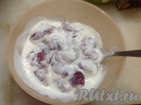 Смешать йогурт с растворенной в воде асафетидой и намазать этой смесью слегка подсоленную баранину. Мясо хорошо перемешать руками и оставить в маринаде на 30 минут.