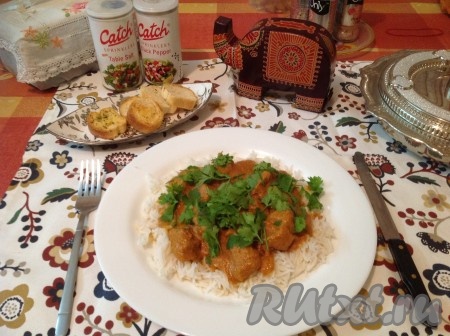 Подаём баранину по-индийски с отварным рисом Басмати, украсив свежей кинзой.
