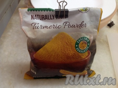 Постепенно добавляем специи, при этом нагрев выбираем средней мощности. Куркуму, имбирь, кориандр и острый красный перец я использовала в виде порошка. Обжариваем их на среднем огне, помешивая, до появления ароматного запаха специй (примерно, 5-7 минут).