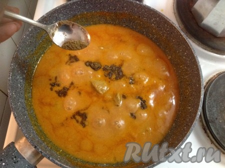 По истечении времени посыпать баранину смесью специй Гарам Масала и, прикрыв снова крышкой, оставить тушиться ещё на 15 минут.