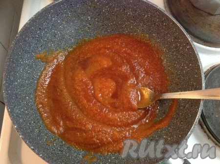 Солим и добавляем немного томатной пасты. Снова перемешиваем получившийся соус.