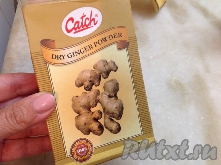 Постепенно добавляем специи, при этом нагрев выбираем средней мощности. Куркуму, имбирь, кориандр и острый красный перец я использовала в виде порошка. Обжариваем их на среднем огне, помешивая, до появления ароматного запаха специй (примерно, 5-7 минут).