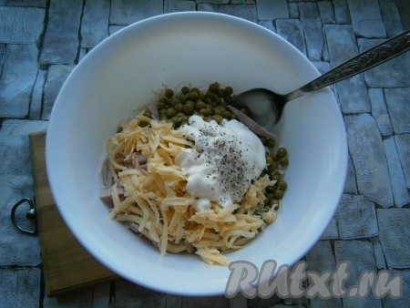 Салат "Леди Винтер" посолить и поперчить, добавить майонез.
