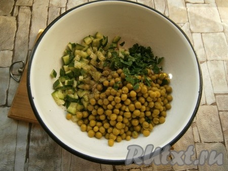 Добавить консервированный горошек, мелко нарезанный свежий укроп (или сушеный укроп) и измельченную петрушку.
