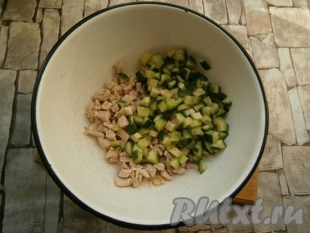 Куриное мясо, предварительно отваренное в подсоленной воде (в течение 40-45 минут), остудить и нарезать небольшими кусочками. К нарезанному мясу добавить свежие огурчики, нарезанные маленькими кубиками.
