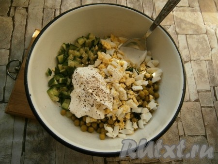 Также добавить рубленные вареные яйца, сметану, соль и черный молотый перец.
