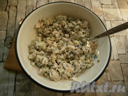 Салат тщательно перемешать.