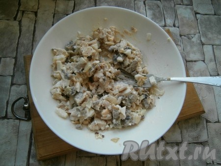 Салат перемешать.