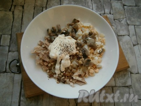 Добавить в салат майонез, соль и чёрный молотый перец.
