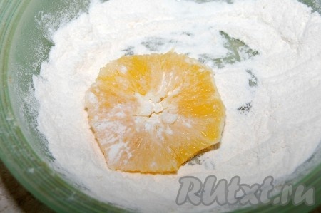 Обжаренные кусочки рыбы выложить на тарелку. А в этой же сковороде обжарить обваленные в муке кружочки апельсина, по 1 минуте с каждой стороны.
