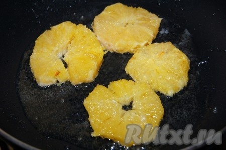 Обжаренные кусочки рыбы выложить на тарелку. А в этой же сковороде обжарить обваленные в муке кружочки апельсина, по 1 минуте с каждой стороны.