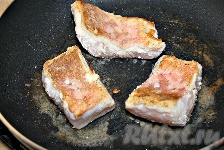 Кусочки рыбы обжарить на сливочном масле по 5 минут с каждой стороны.
