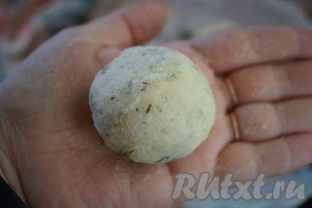 Отщипываем от теста кусочек размером с крупный орех и скатываем из него шарик. Затем шарик приплющиваем между двумя ладонями, получая оладушек. Аналогично формируем все оладушки.
