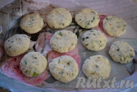 Подготовленные оладушки складываем на блюдо.
