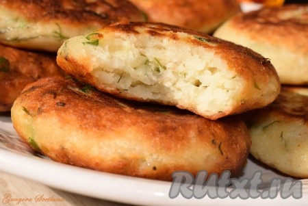 После образования корочки обжариваем картофельники ещё по 2 минуты с каждой стороны (тесто довольно плотное, поэтому лучше подстраховаться и подрумянить оладушки по два раза с каждой стороны, чтобы они точно приготовились внутри. Наши картофельнички готовы!