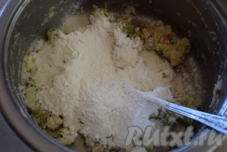 К получившейся массе всыпать муку и перемешать ложкой.
