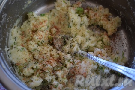 Добавить к тесту специи по вкусу и свежемолотый чёрный перец.
