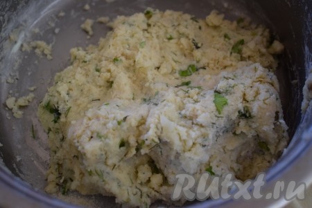 Тесто получится мягким, по консистенции будет напоминать мягкий пластилин, оно будет хорошо лепиться.
