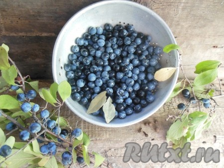 Переберите терн,&nbsp;порченные и примятые ягодки для заготовки не подойдут.
