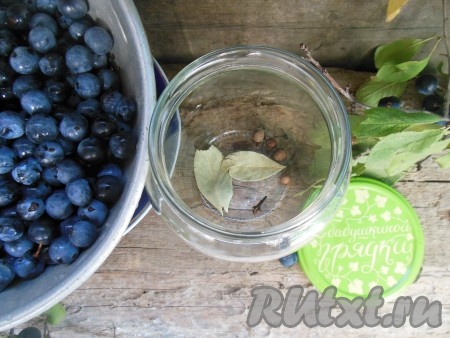 На дно каждой стерильной банки&nbsp;объемом 0,5 литра положите специи: 1 бутон гвоздики, 3-4 горошины душистого перца, 1-2 лавровых листочка.