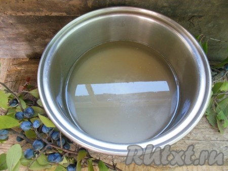 Ягоды терна залейте водой и промойте в нескольких водах. Переложите терн в дуршлаг, оставьте на несколько минут, чтобы стекла вода. Для приготовления маринада вскипятите воду, добавьте соль и сахар. Проварите маринад 2-3 минуты на среднем огне, добавьте уксус и выключите огонь. Дайте маринаду полностью остыть. Баночки простерилизуйте удобным для вас способом. Я использую стерилизацию уксусом: в пустую банку влейте около 30 мл 9% уксуса, накройте банку крышечкой и тщательно потрусите баночку, слейте уксус. Таким образом поступите со всеми банками и крышками. Так сразу стерилизуются и баночка, и крышечка.
