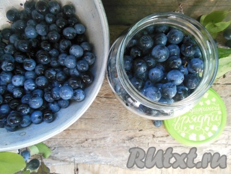 Затем плотно заполните банки ягодами терна.