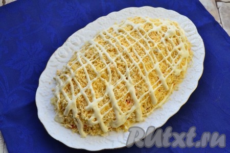 Варёные яйца очистить, разделить на белки и желтки. Сыр и желтки натереть на мелкой тёрке, смешать, немного посолить и выложить следующим слоем салата, нарисовать сеточку из майонеза.