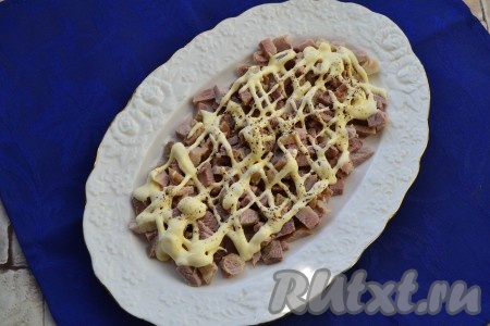 Для этого блюда можно взять и копчёное мясо курицы (и отваренное в течение 30 минут с момента закипания подсоленной воды куриное мясо). Морковь в кожуре отварить до готовности (в течение 30-35 минут с момента закипания воды), дать остыть. Сварить вкрутую яйца (в течение 10 минут после закипания воды), остудить. Нарезать копчёное (или остывшее варёное мясо) курицы на небольшие кусочки, выложить на достаточно плоское блюдо первым слоем. Нанести сеточку из майонеза, поперчить.