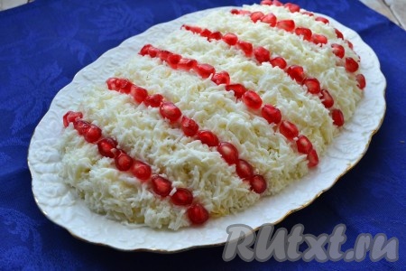 Аккуратно выложить поверх салата зёрна граната, имитируя бусы на снегу.